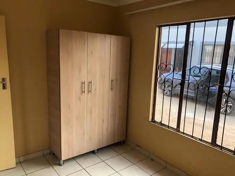 2 bedroom house coming with a  fitted kitchen  in Norkem Park
