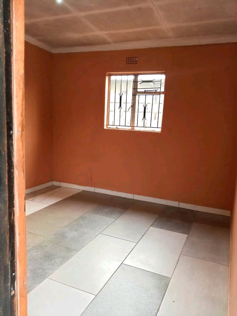Medium room available rent r1200* water and e  in Dube