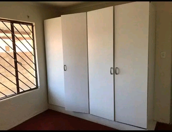 3bedrooms 2bathrooms
6500 rent 
r6500 depos  in Birch Acres