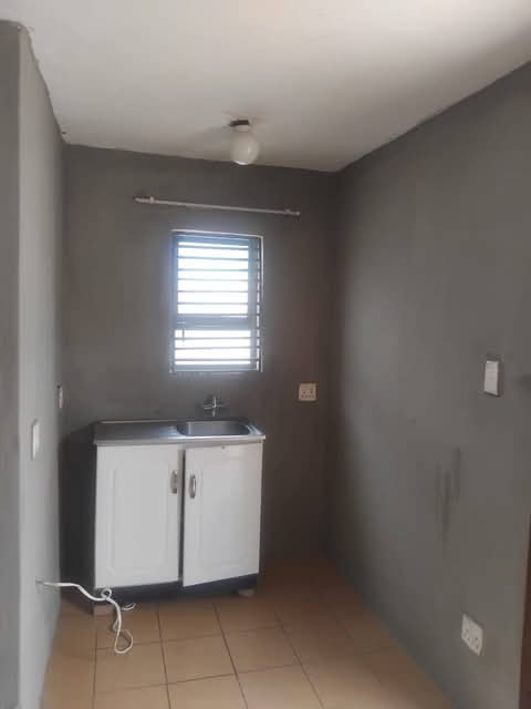 Batchelor available soweto 
own shower 
toi  in Greenvillage