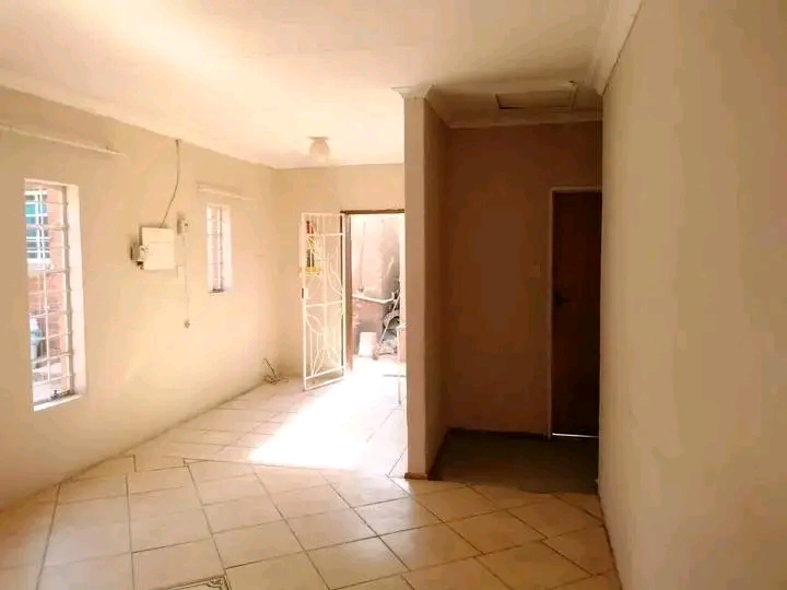 Full house available 1ts may in ex1.with two   in Rabie ridge