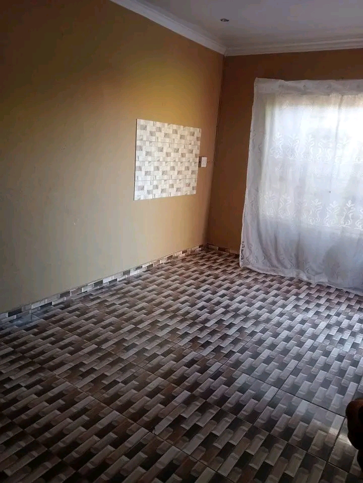 Available garage in zone 7 
r1900 per month   in Meadowlands