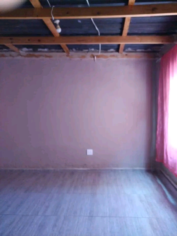 1room to rent in ext2 for r1000. the rooms ar  in Moleleki