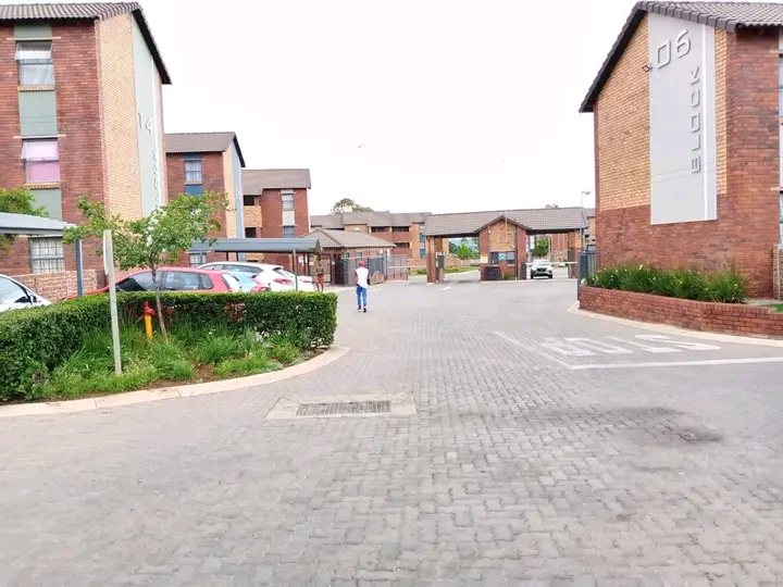 2nd floor unit
open plan lounge and fitted k  in Kibler Park