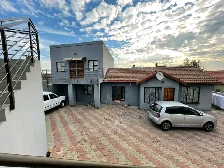 1 bedroom cottage with bathtap and toilet 
b  in Birch Acres