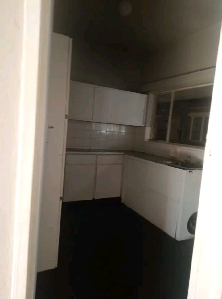 Flat s to let
webb street 
r3100pm
1 bedro  in Turffontein