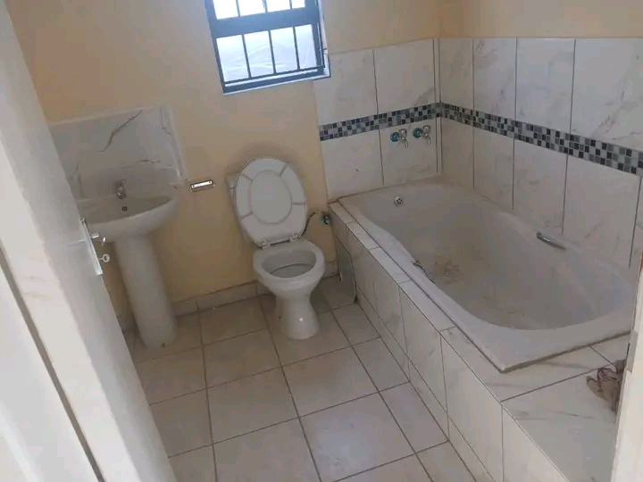 Bachelor available in ex1 for 3500 and deposi  in Rabie ridge