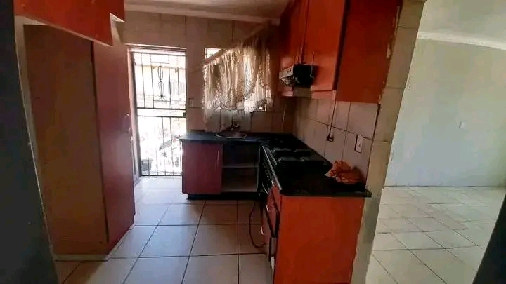 2 bedroom house -with 5 outside rooms -to ren  in Ebony Park