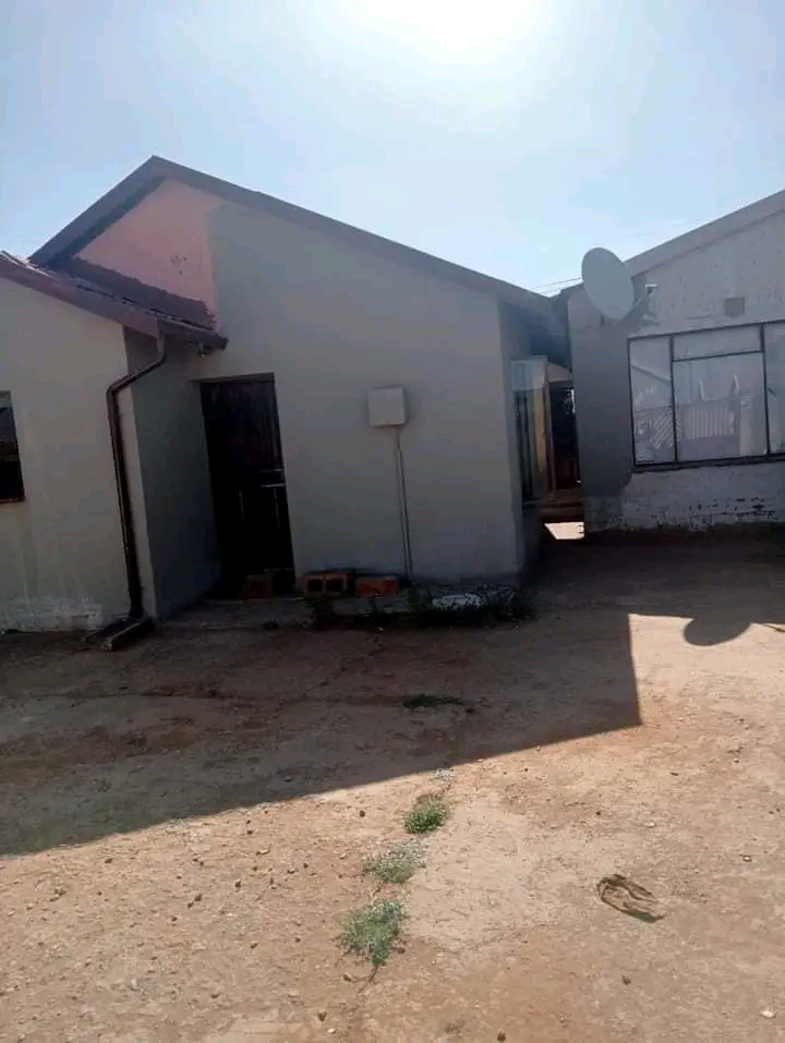 🏡 standard room to rent in ext 4, soweto �  in Protea Glen