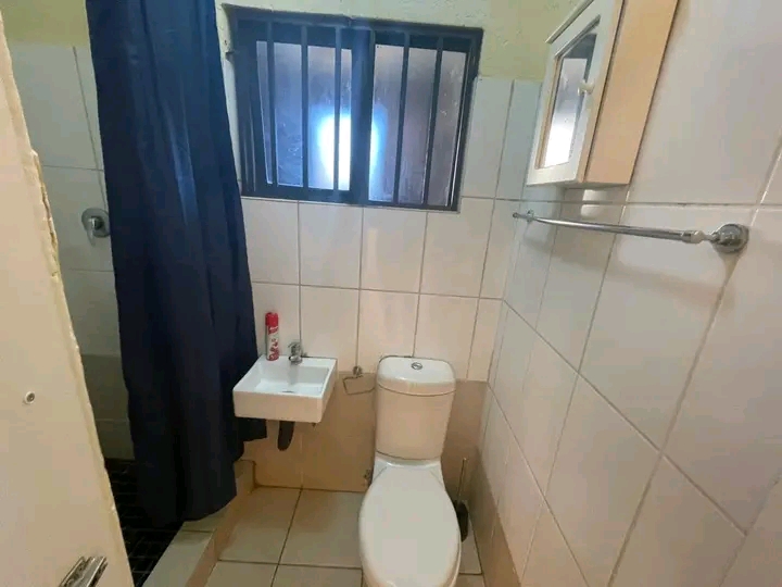 Spacious bachelor consisting of a fitted kitc  in Birch Acres