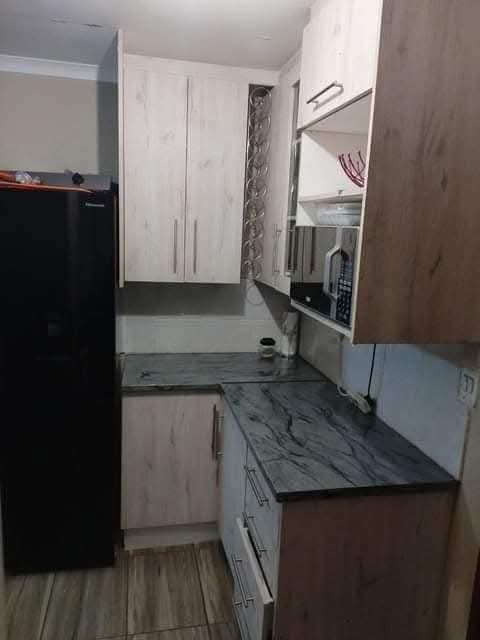 Rental price r5800 plus deposit
fitted kitch  in Dawn Park
