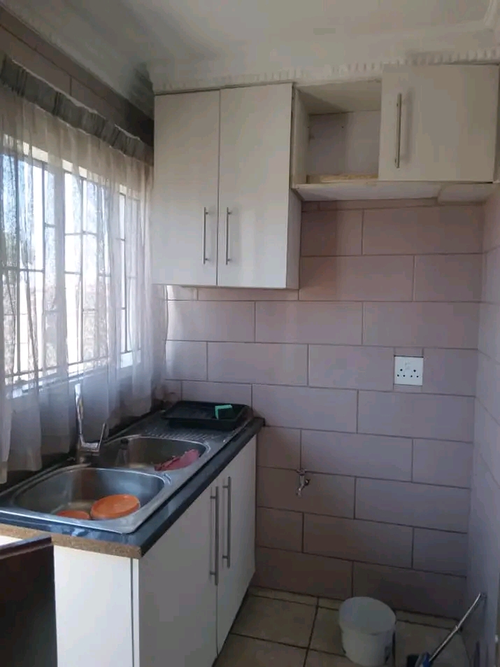 A 3 bedrooms house available right now for re  in Senaoane