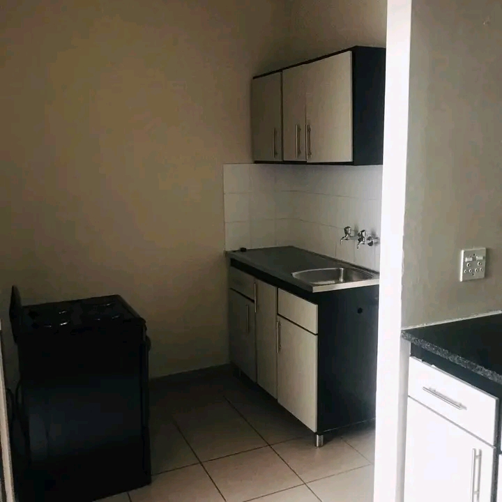Room available in a city property building je  in Johannesburg