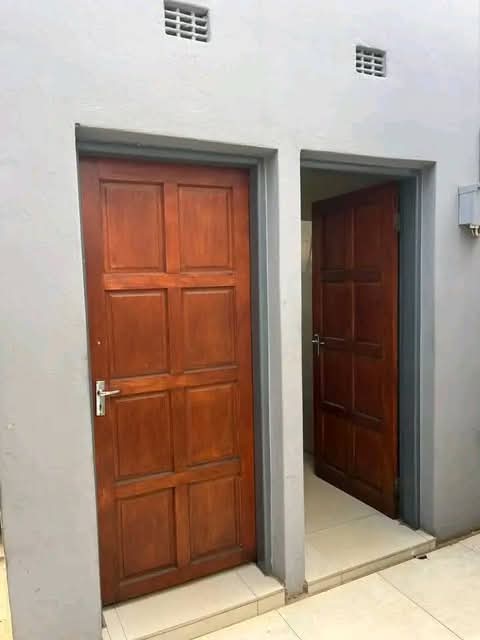 Spacious room to rent in c.e.5
r2,500 /pm |   in Vanderbijlpark