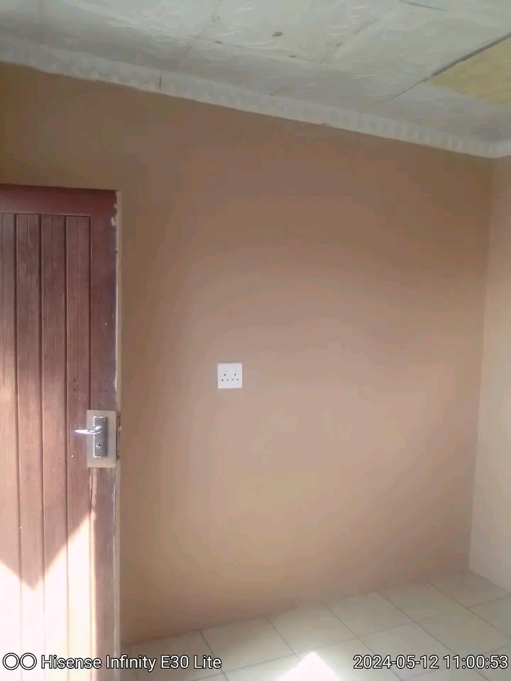 Room available at zone 3 , it s 5minutes walk  in Pimville