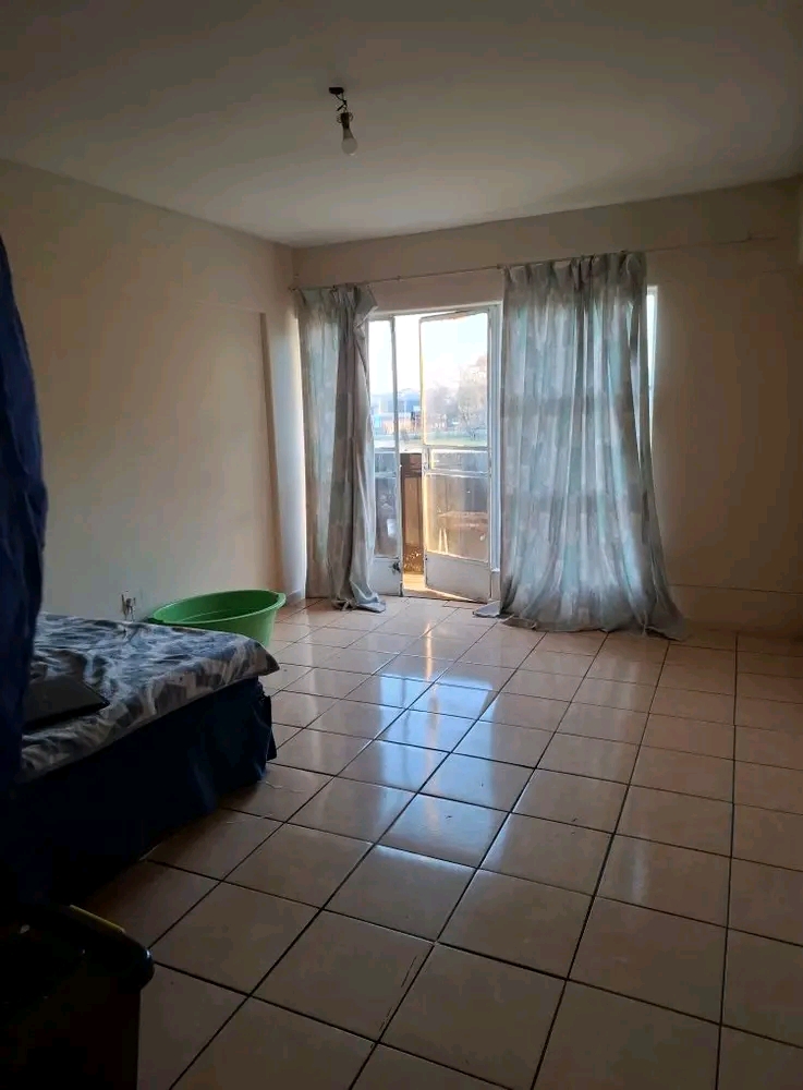 Big room available with own balcony. in a 2 b  in Wychwood