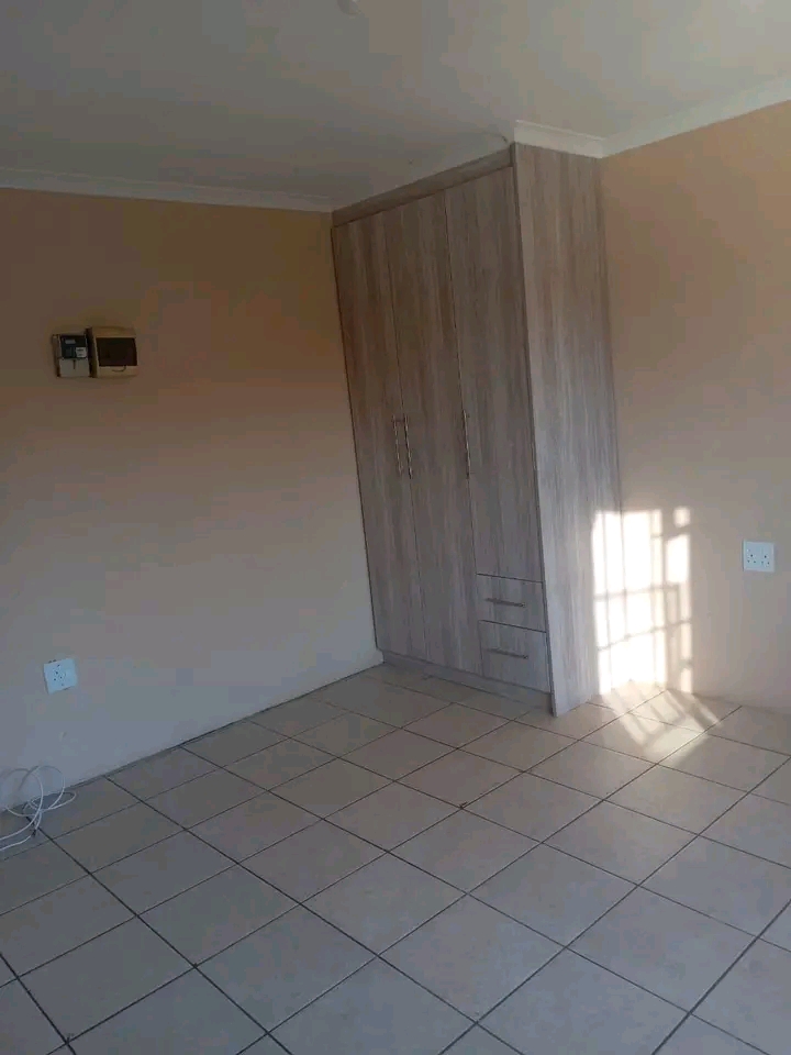 1 bedroom cottage, comes with fitted wardrobe  in Norkem Park