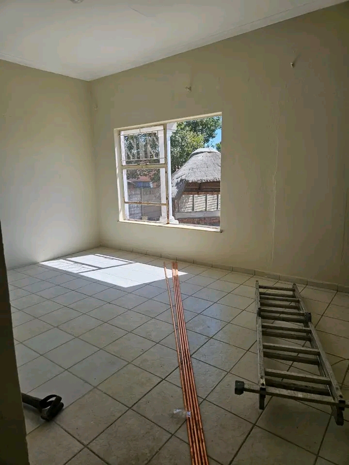 1 bedroom  cottage, comes with  fitted wardro  in Old Birch Acres
