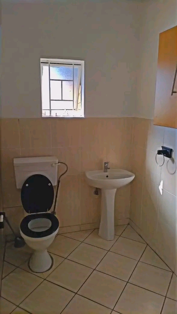 Room for bachelor available for immediate occ  in Kempton Park
