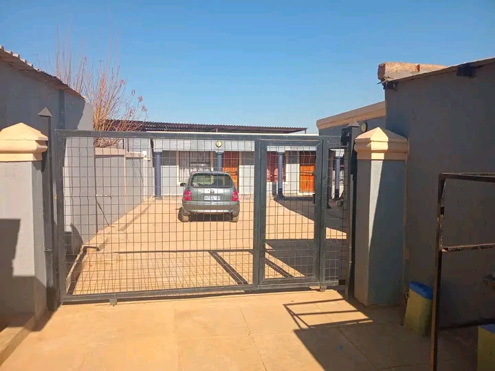 Room to rent in house number 8000 ext 7 hydro  in Nellmaphius