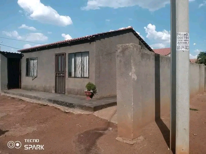 Rdp house available ext 11 r1300 please call   in Tsakane