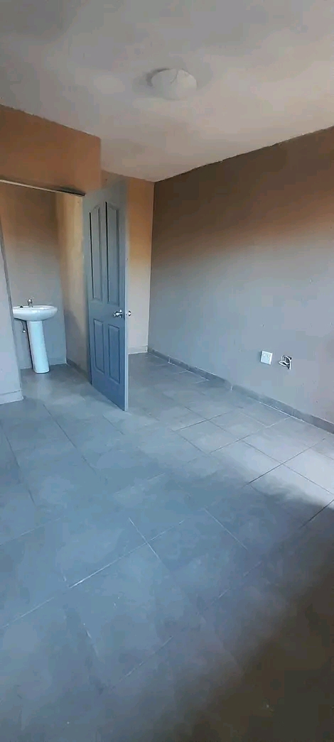 Room available for rental in motsu
own toile  in Tembisa