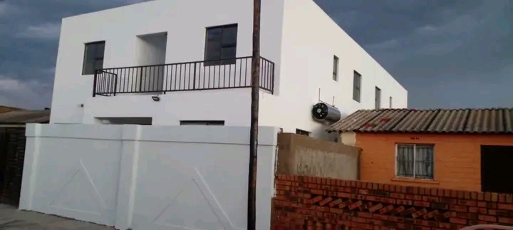 Room available the rent is r1400 per month ex  in Zola