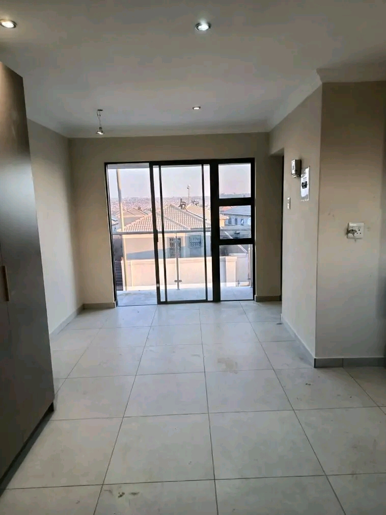 I am renting out a bachelor room in ext 78. t  in Clayville