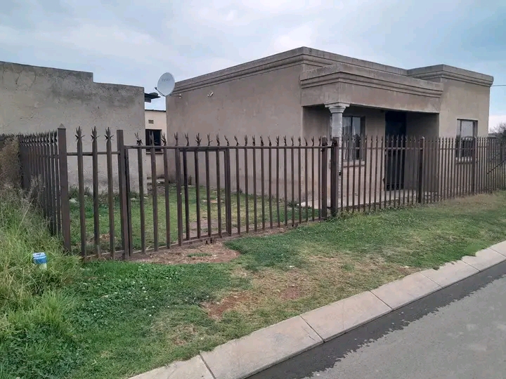 2 room available in geluksdal ext 02 , it ill  in Tsakane
