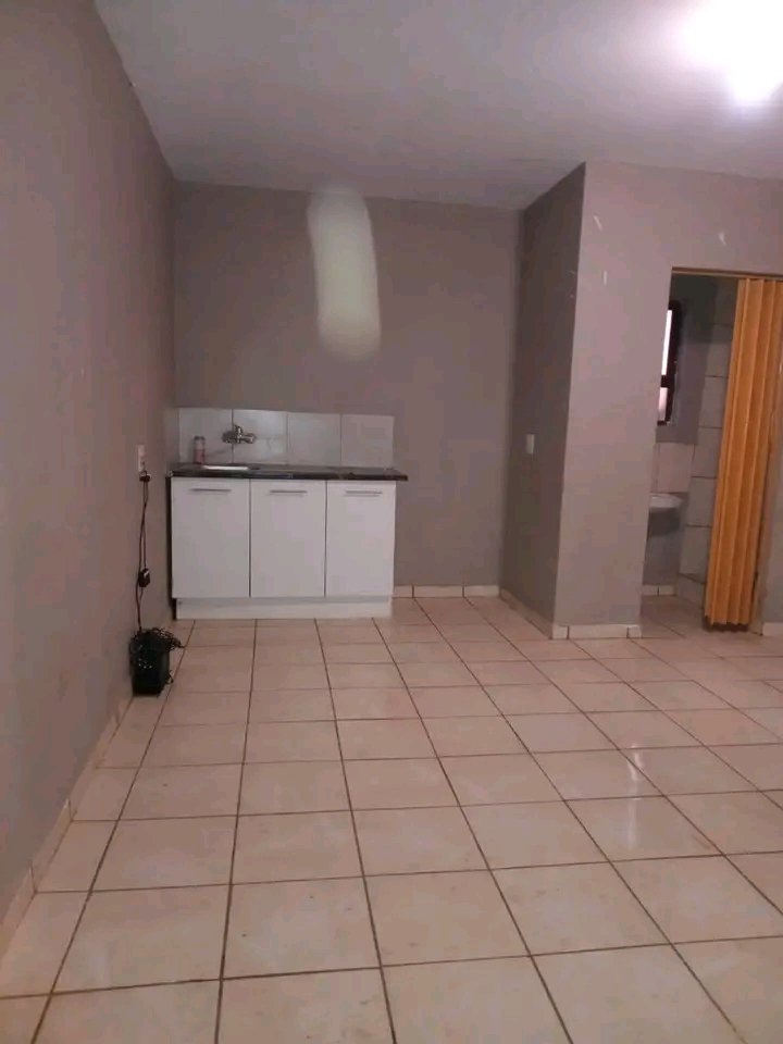 A bachelor room to rent in ext24 r2300 pm cal  in Protea Glen