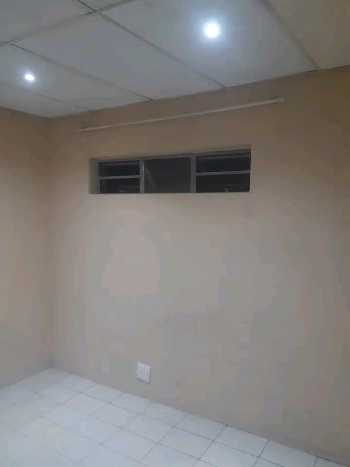 Lovely cottage available 4 grabs!secure with   in Alexandra