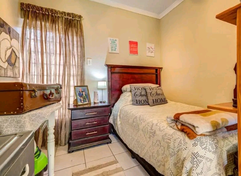 2 bedroom cottage to rent.it consists of bath  in Kempton Park