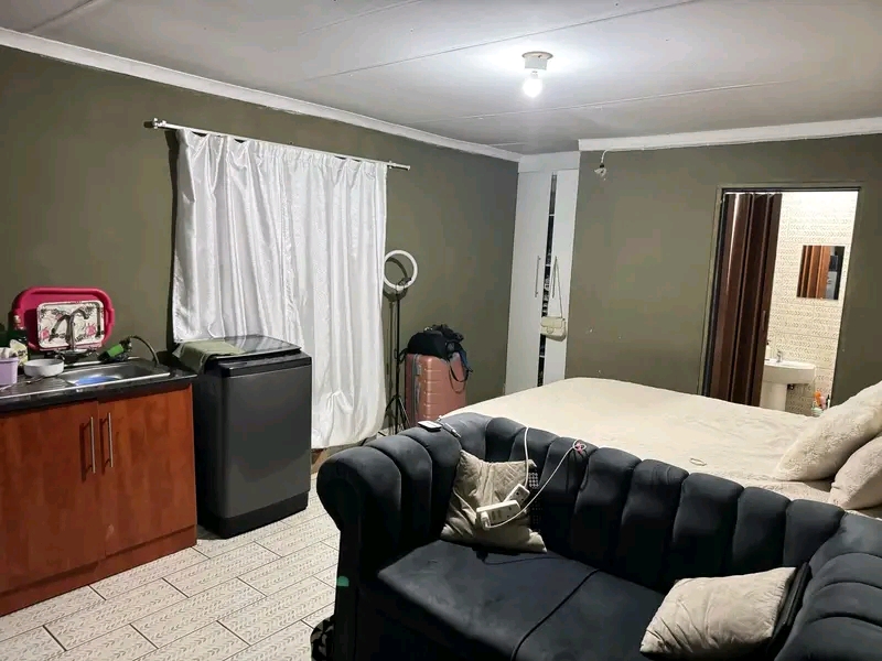 Room available to rent. it comes with wardrob  in Sky City