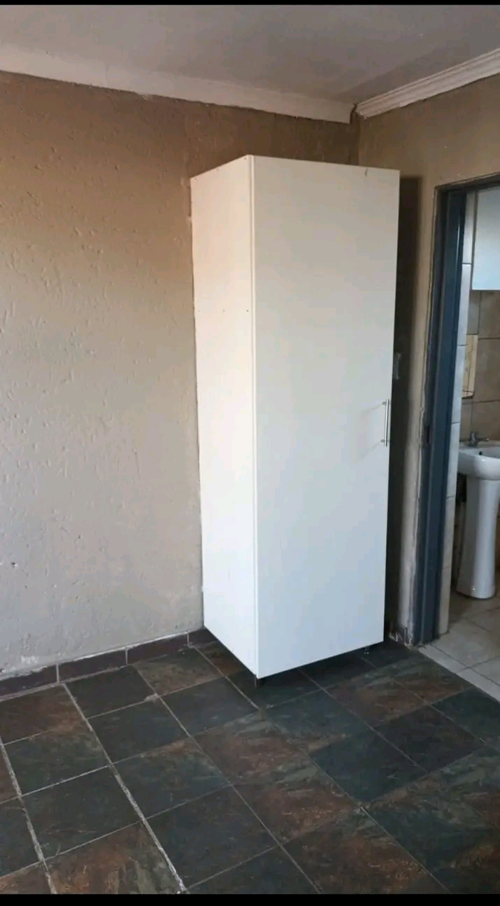 Gorgeous and clean flat is located in a quiet  in Ebony Park