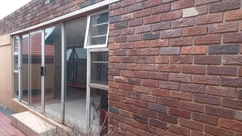 A spacious ensuite is available for r3000 at   in Pimville