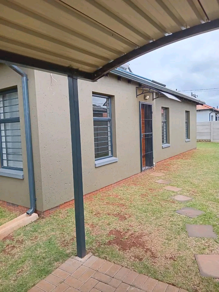 3 bedroom house to lease in 44 for r6500

f  in Soweto