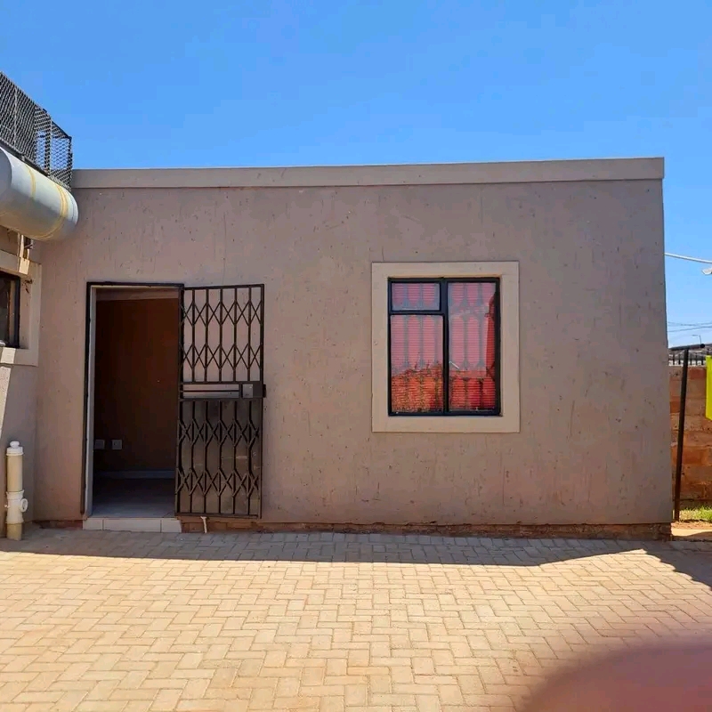 Ensuit available immediately at phase 1 near   in Dobsonville