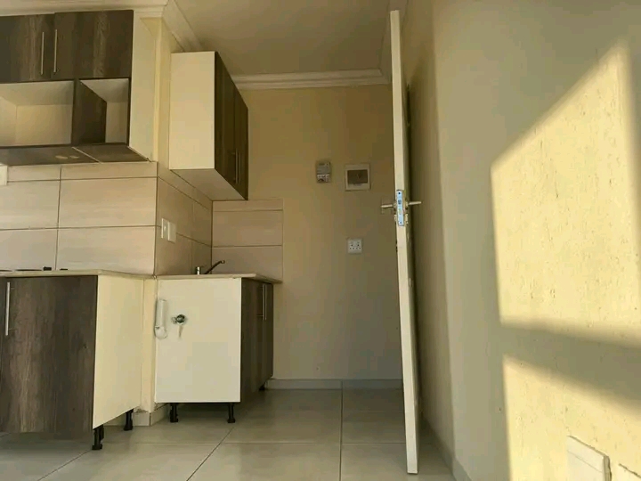 Bachelor room available immediately in ext 36  in Olievenhoutbosch