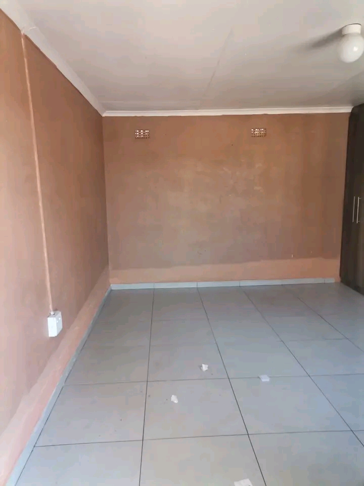 Open plan bachelor 
 available immediately �  in Birch Acres