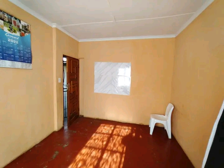 Room to rent in emfihlweni section, size 4x5m  in Tembisa