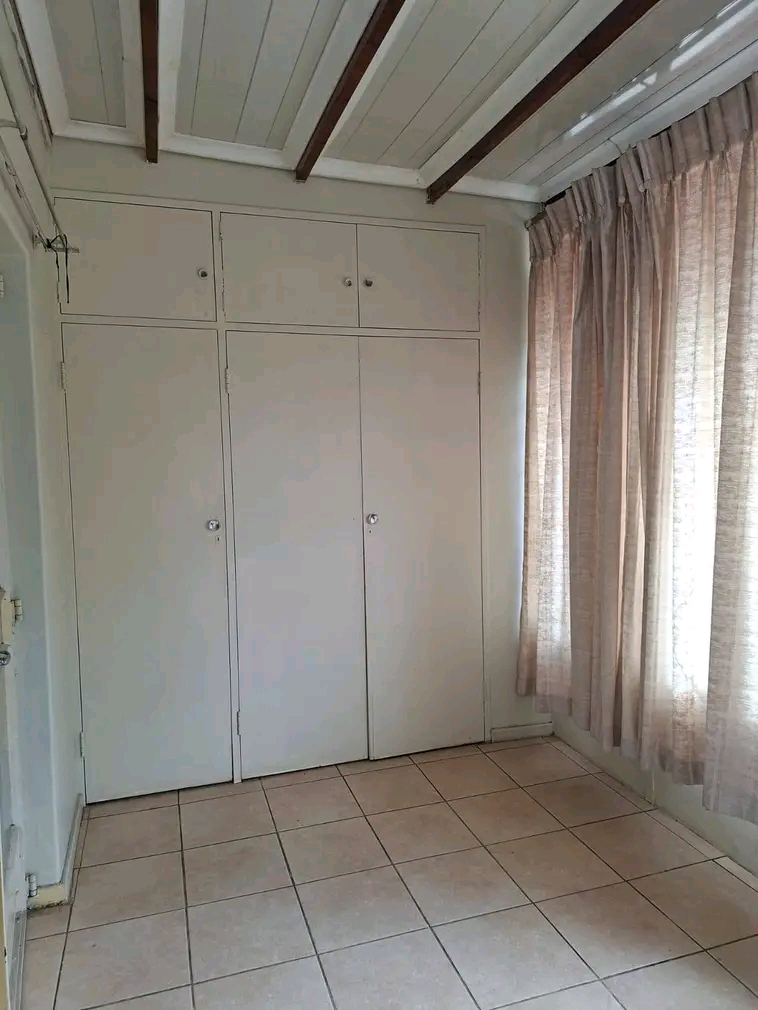 Jhb cbd 
vale court 
2nd floor newly renova  in Betrams