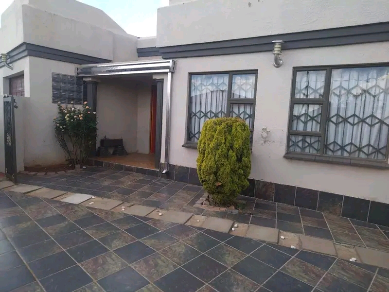 Property specifications
location ext 14

p  in Vosloorus