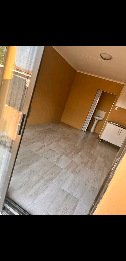 Cottage available for rent in ext 29.

* ow  in Protea Glen