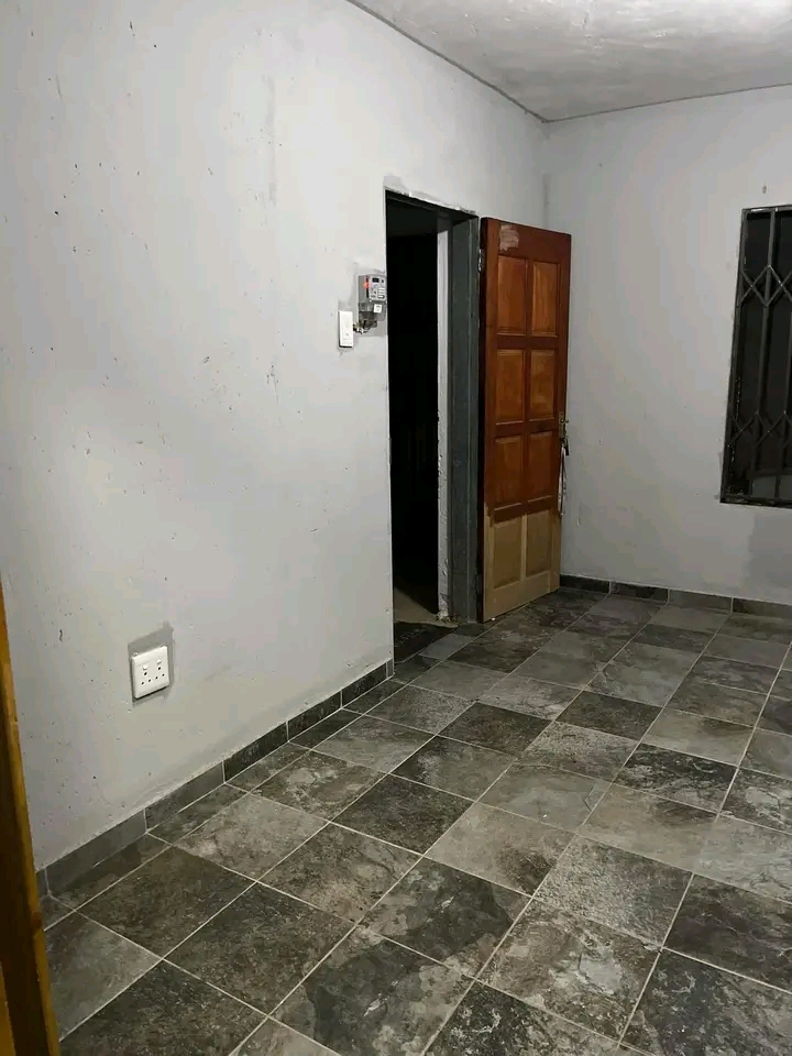 Room available to rent for r2000 excluding de  in Braamfischer