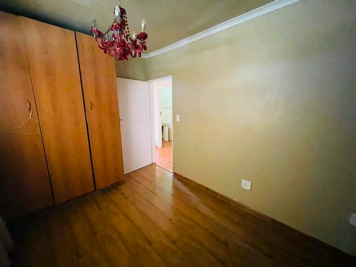 Free standing house consists of two fitted be  in Klipfontein