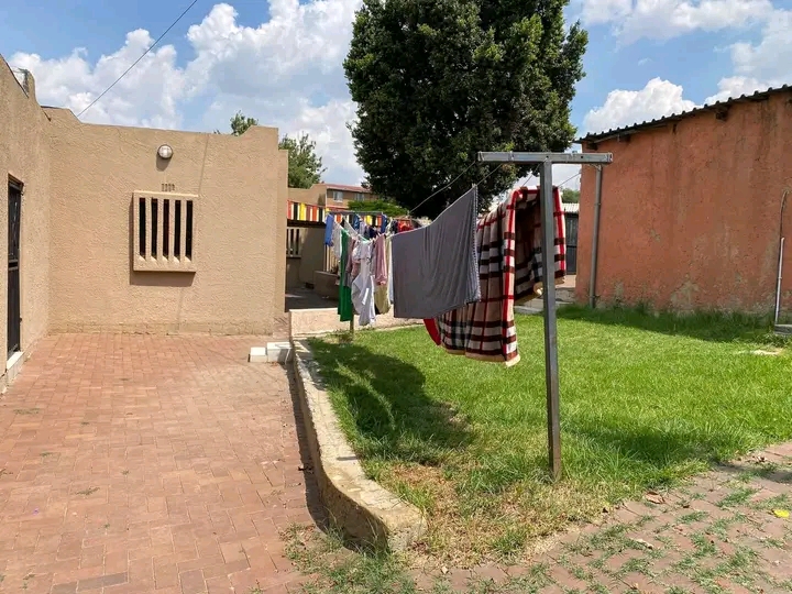 Big room to rent in phase 1. available immedi  in Alexandra