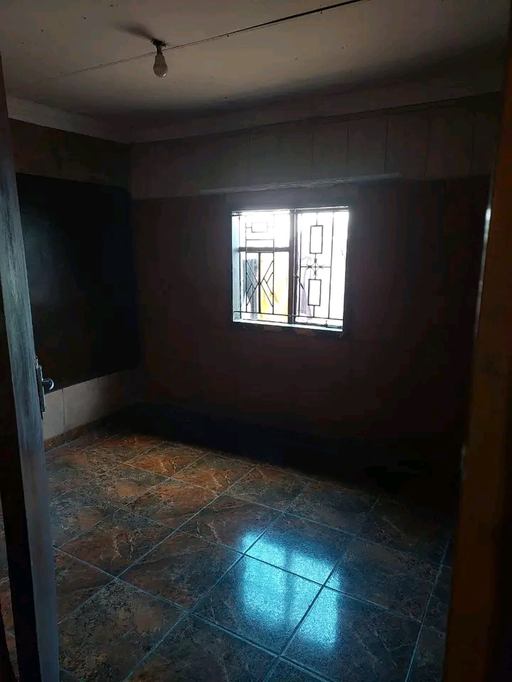 2 rooms to ren, moleleki section
r1 600 rent  in Katlehong