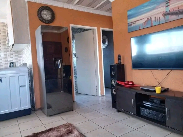 2 bedroom house for rent r4500 per month, own  in Protea Glen