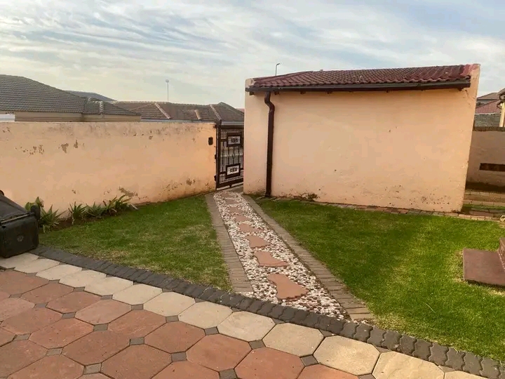 House to rent in umngandane street. it has 3   in Birch acres