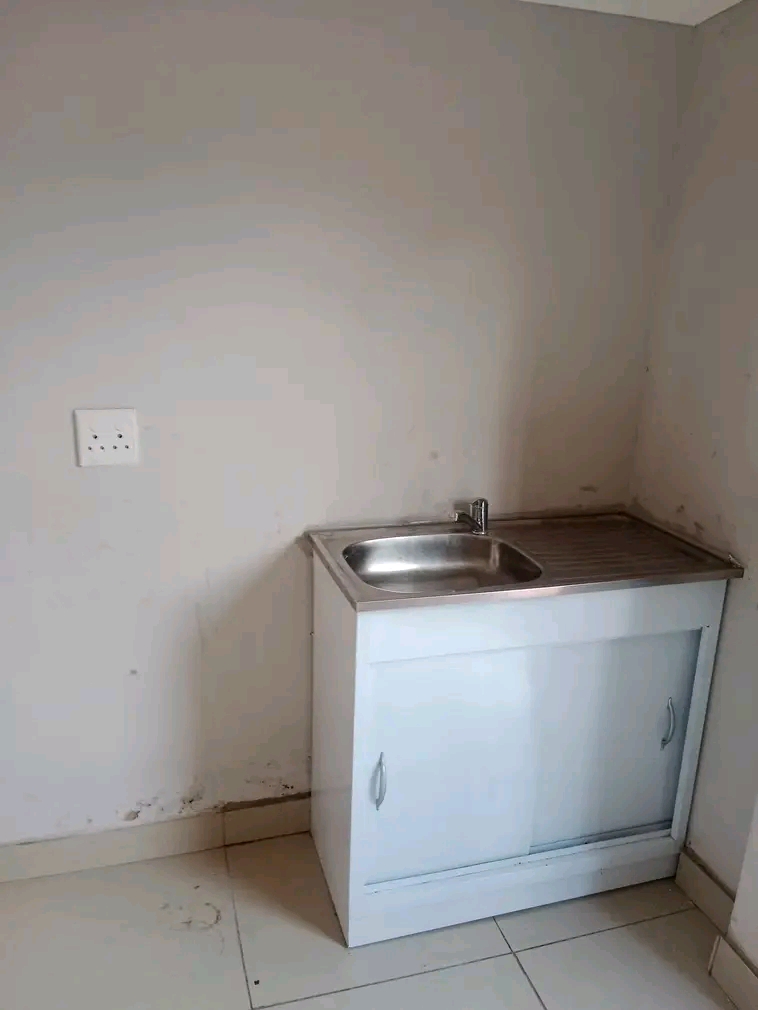 Big outside room like cottage 
available now  in Orange Grove